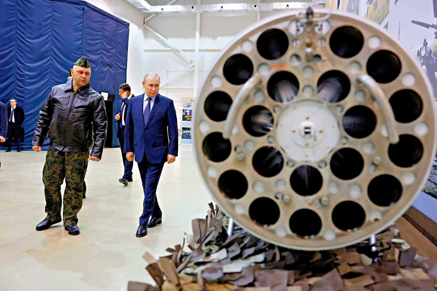 　　圖：普京（右）參觀俄第344陸軍航空兵作戰訓練中心。\法新社