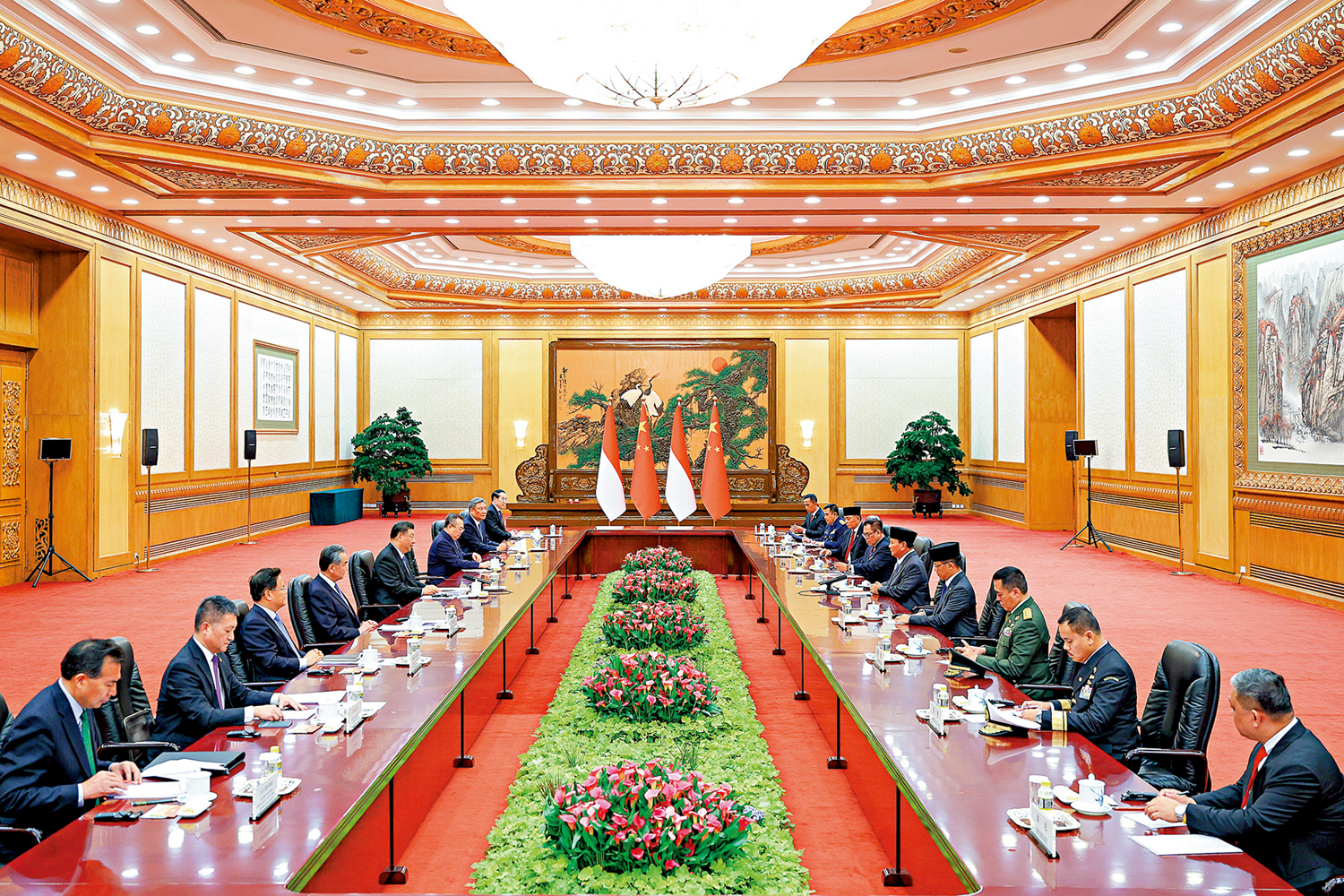　　圖：4月1日，國家主席習近平在北京人民大會堂同印尼當選總統普拉博沃舉行會談。圖為會談現場。\新華社