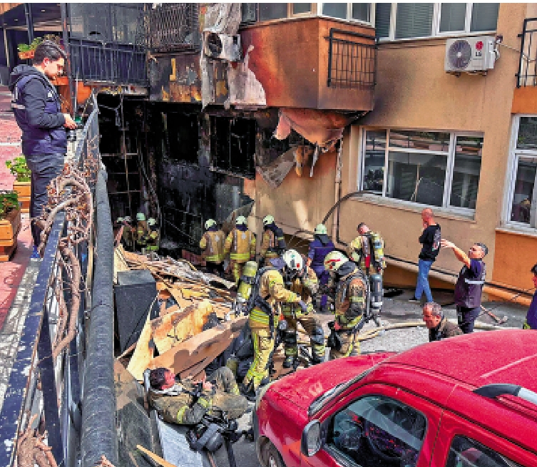 　　圖：土耳其伊斯坦布爾一家夜店2日起火，消防員趕到現場撲救。\美聯社