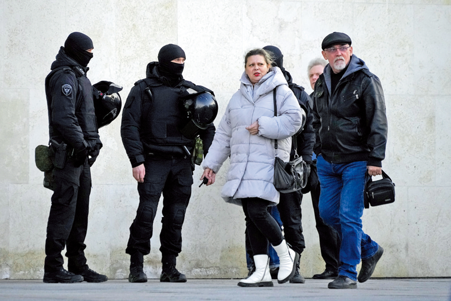 　　圖：莫斯科恐襲發生後，防暴警察在聖彼得堡一間音樂廳前戒備。\美聯社