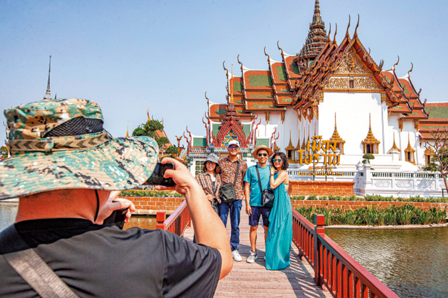 　　圖：中國遊客在泰國北欖府暹羅古城打卡。\新華社