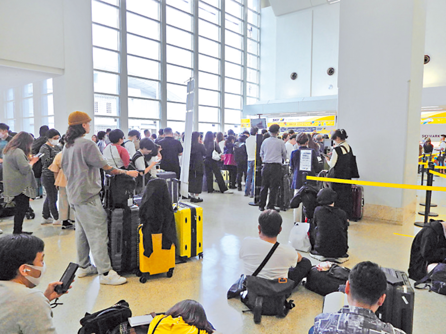 　　圖：日本那霸機場航班昨日受到海嘯警告影響，大量旅客滯留。