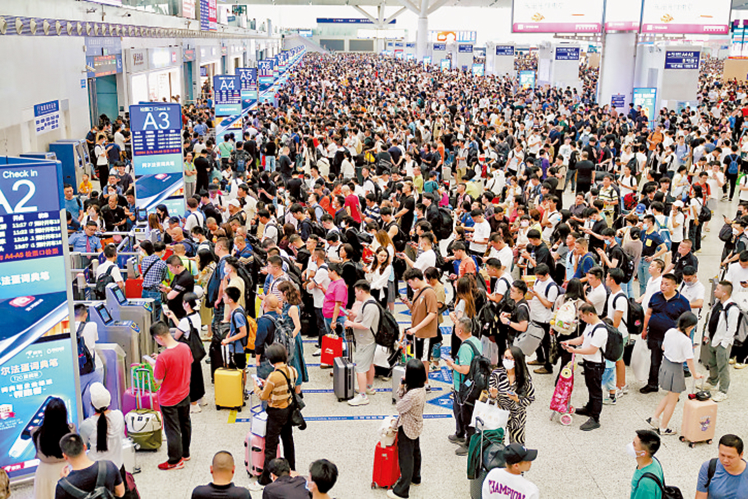 　　圖：深圳北站受地震影響，列車服務受阻。