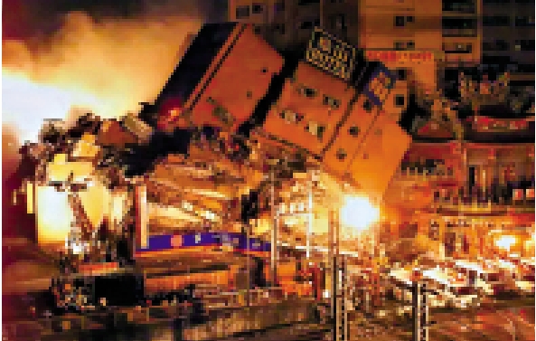 　　圖：「921」地震發生後，台北市八德路東星大樓倒塌。