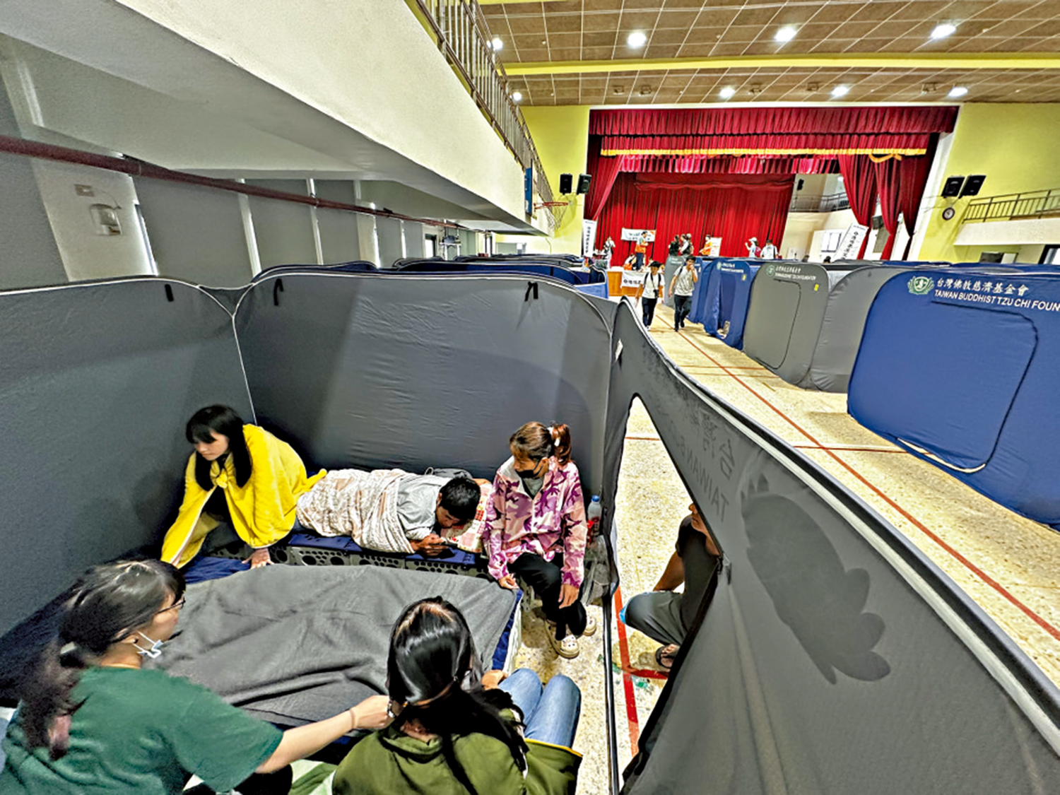 　　圖：位於花蓮中華小學的地震收容中心，災民在帳篷內休息。
