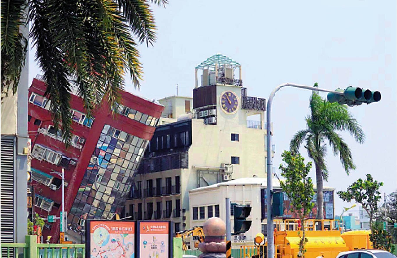 　　圖：在花蓮，因地震倒塌的天王星大樓險些壓到旁邊的公寓，現場警察禁止民眾進入危險範圍。\大公報特派記者余風、顧家愷攝