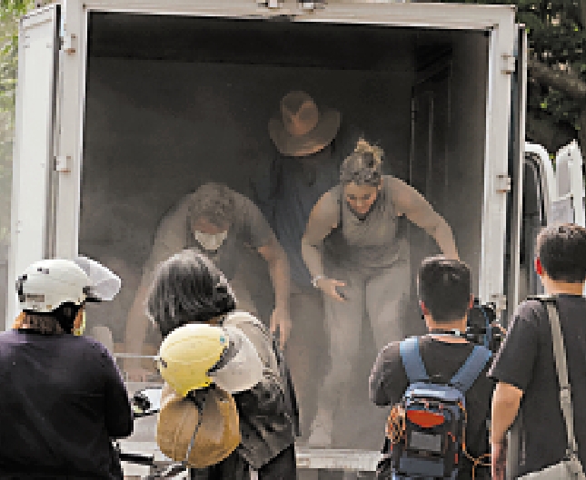 　　圖：台灣搜救人員協助被困山區的民眾撤離，其中數名外籍人士獲救時滿身泥灰。\中通社