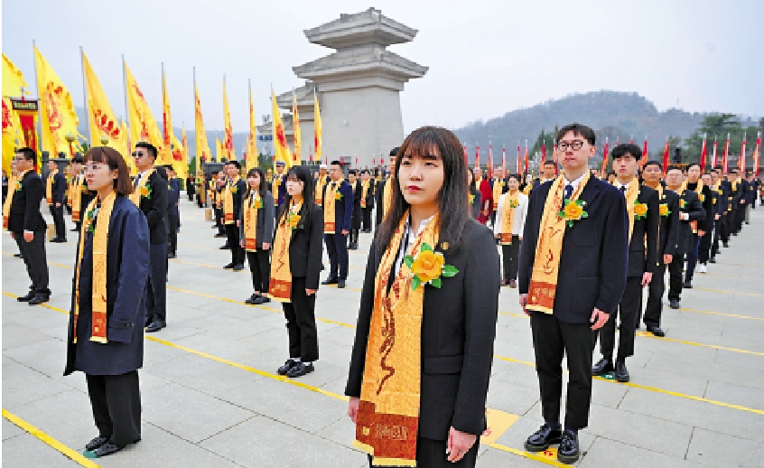 　　圖：4月4日，隨同馬英九來訪的台灣青年學生參加甲辰（2024）年清明公祭軒轅黃帝典禮。/新華社
