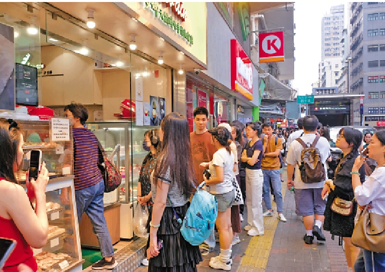 　　圖：紅遍社交平台的布甸包店昨日亦大排長龍，不少遊客慕名光顧。