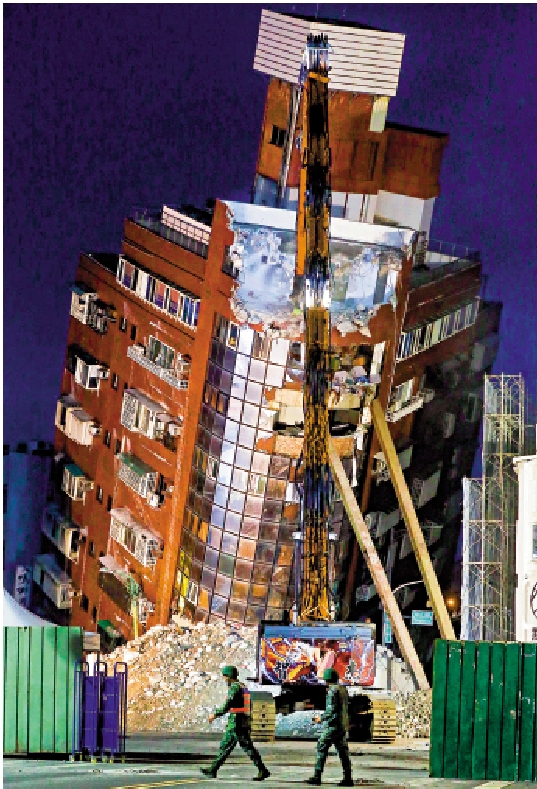 　　圖：花蓮天王星大樓有倒塌危險，5日進行拆除行動。