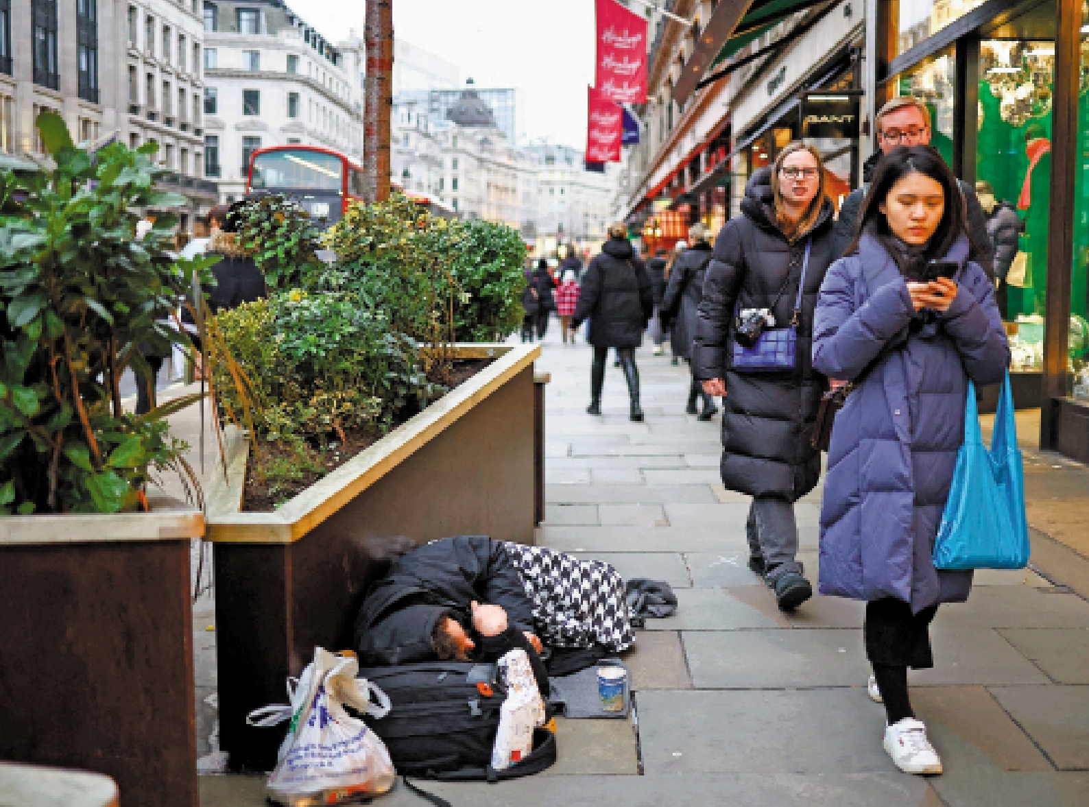 　　圖：英國正式提高海外技術工作簽證薪金門檻。圖為一名躺在倫敦市中心的露宿者。\法新社