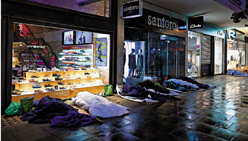 　　圖：露宿者躺在倫敦牛津街的商店外。\法新社