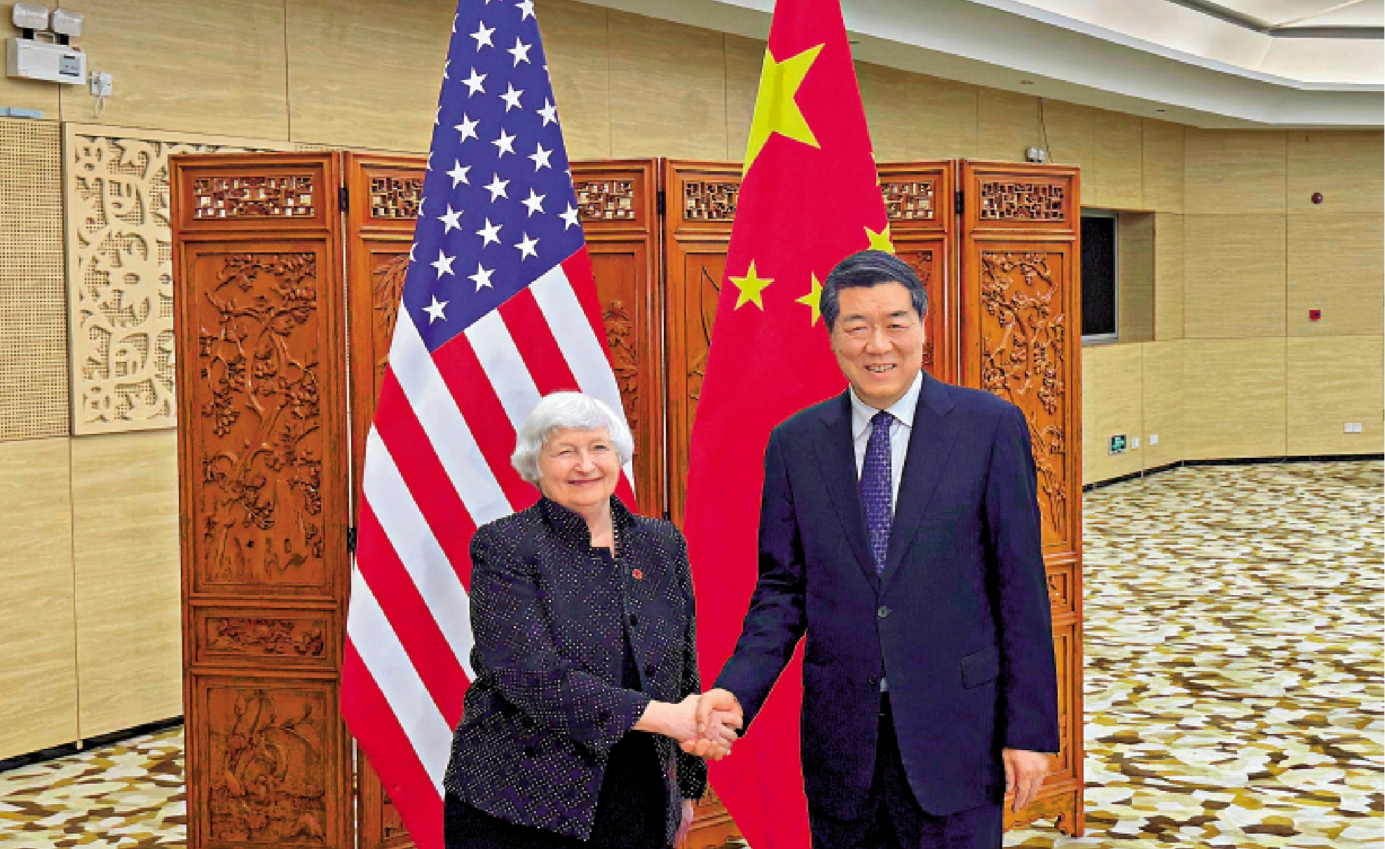 　　圖：5日下午3時，中國國務院副總理何立峰與美國財長耶倫在廣州舉行會談。圖為兩人握手合照。\CGTN