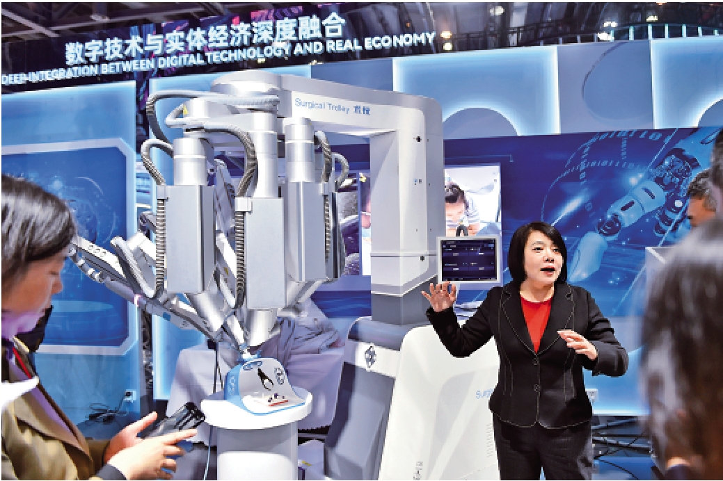 　　圖：去年杭州全球數字貿易博覽會上展示的腔鏡手術機器人。\新華社
