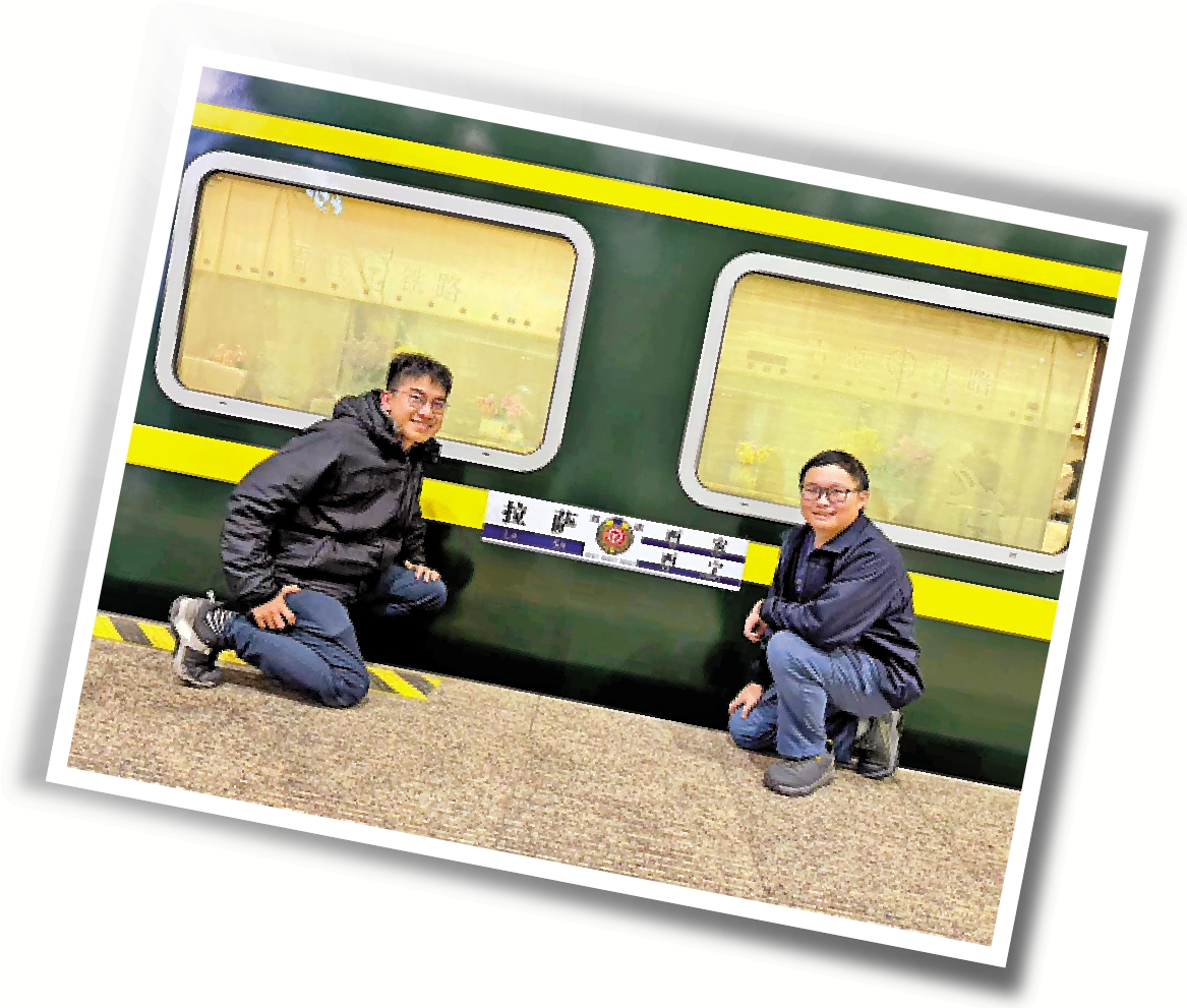 　　圖：港青Timothy（右）與好友搭乘綠皮列車前往拉薩。