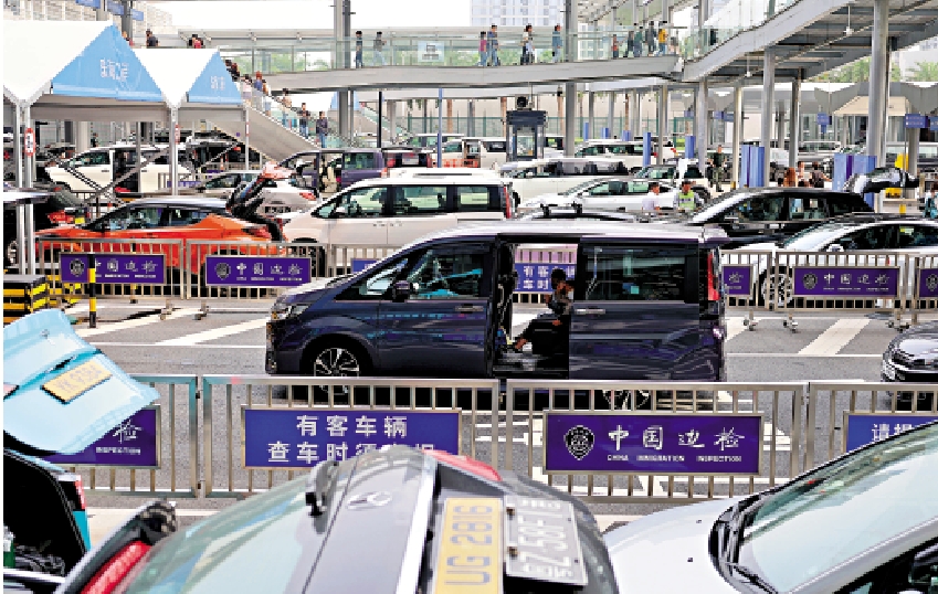 　　圖：4月4日，車輛在港珠澳大橋珠海公路口岸等待通關。\新華社