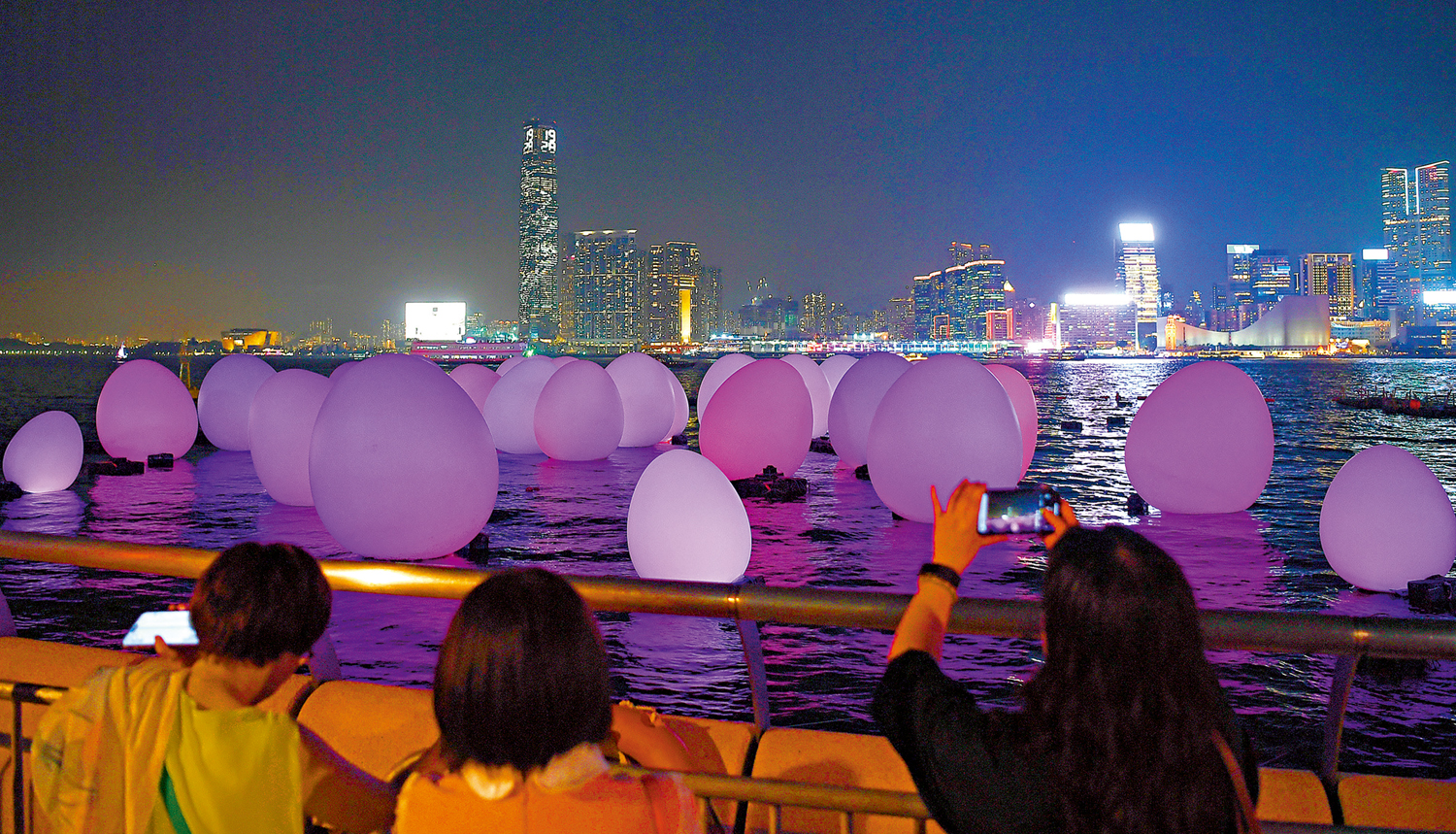 　　圖：「teamLab：光漣」展覽，數百個色彩繽紛的「發光蛋」漂浮在海面，為維港景色增彩。