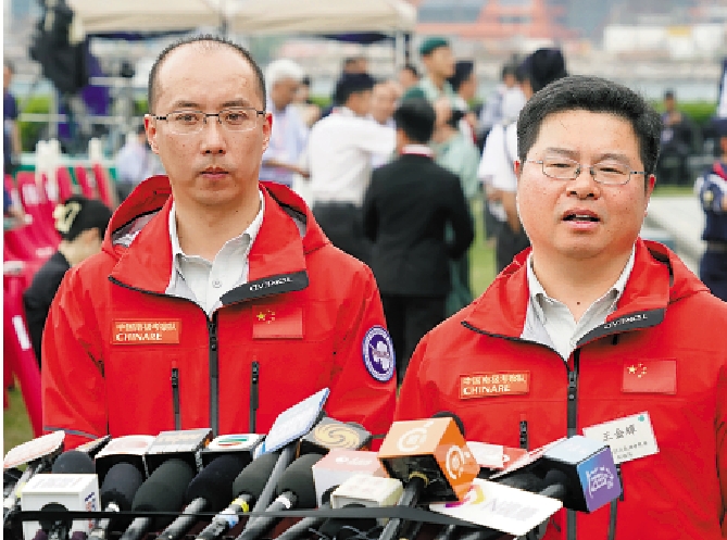 　　圖：考察隊副領隊王金輝（右）表示，希望香港的科研工作者日後有機會參與考察工作。左為副領隊魏福海。