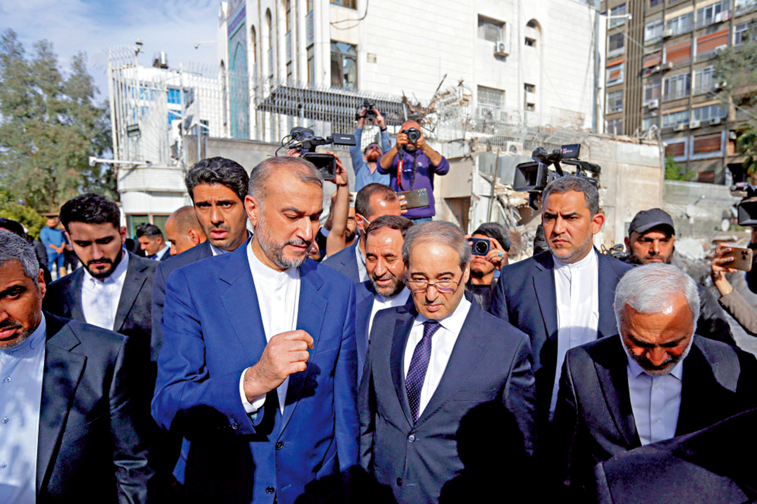 　　圖：伊朗外長阿卜杜拉希揚（前排右三）8日到訪敘利亞。\法新社