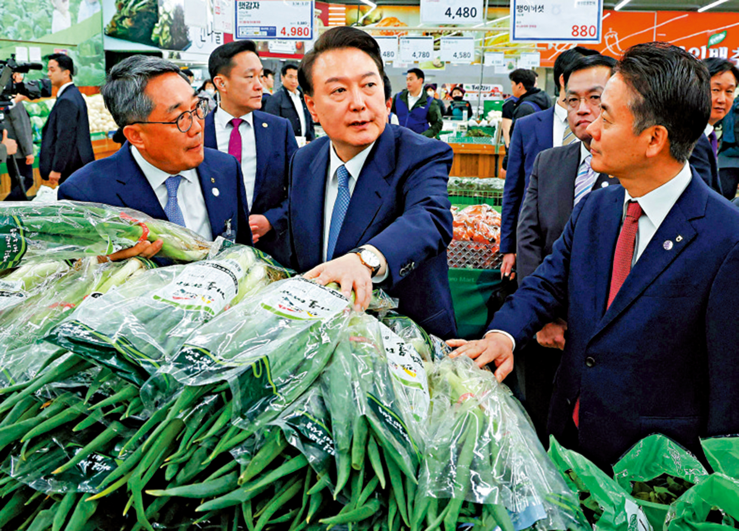　　圖：韓國總統尹錫悅（中）3月18日在首爾一間超市內視察大葱價格。\法新社