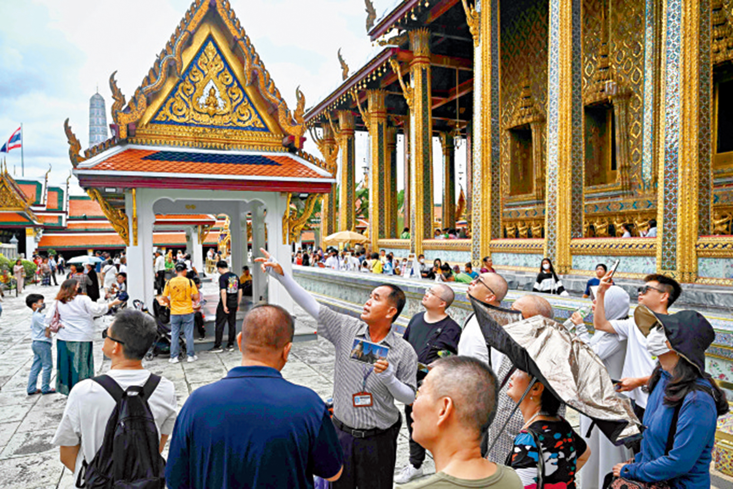 　　圖：遊客參觀泰國曼谷的大皇宮。\法新社
