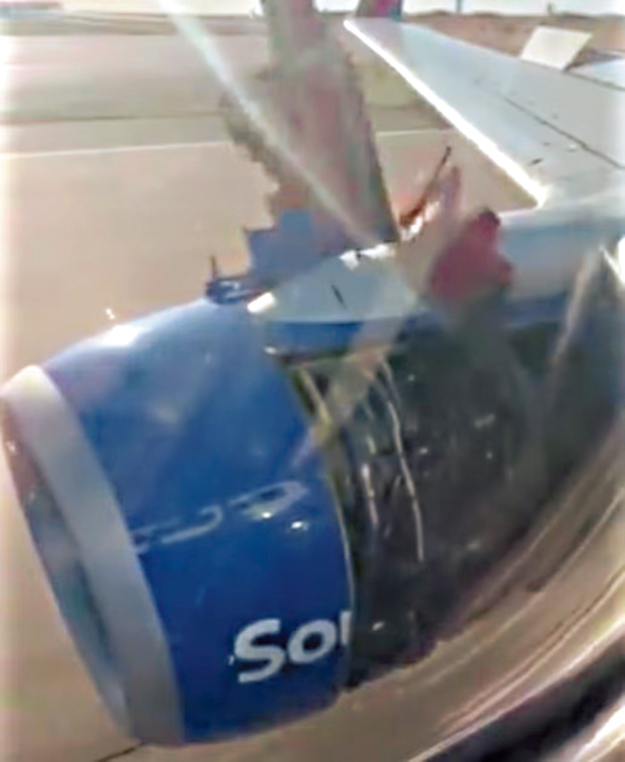 　　圖：視頻截圖顯示，西南航空的一架波音737-800的引擎罩脫落。\網絡圖片