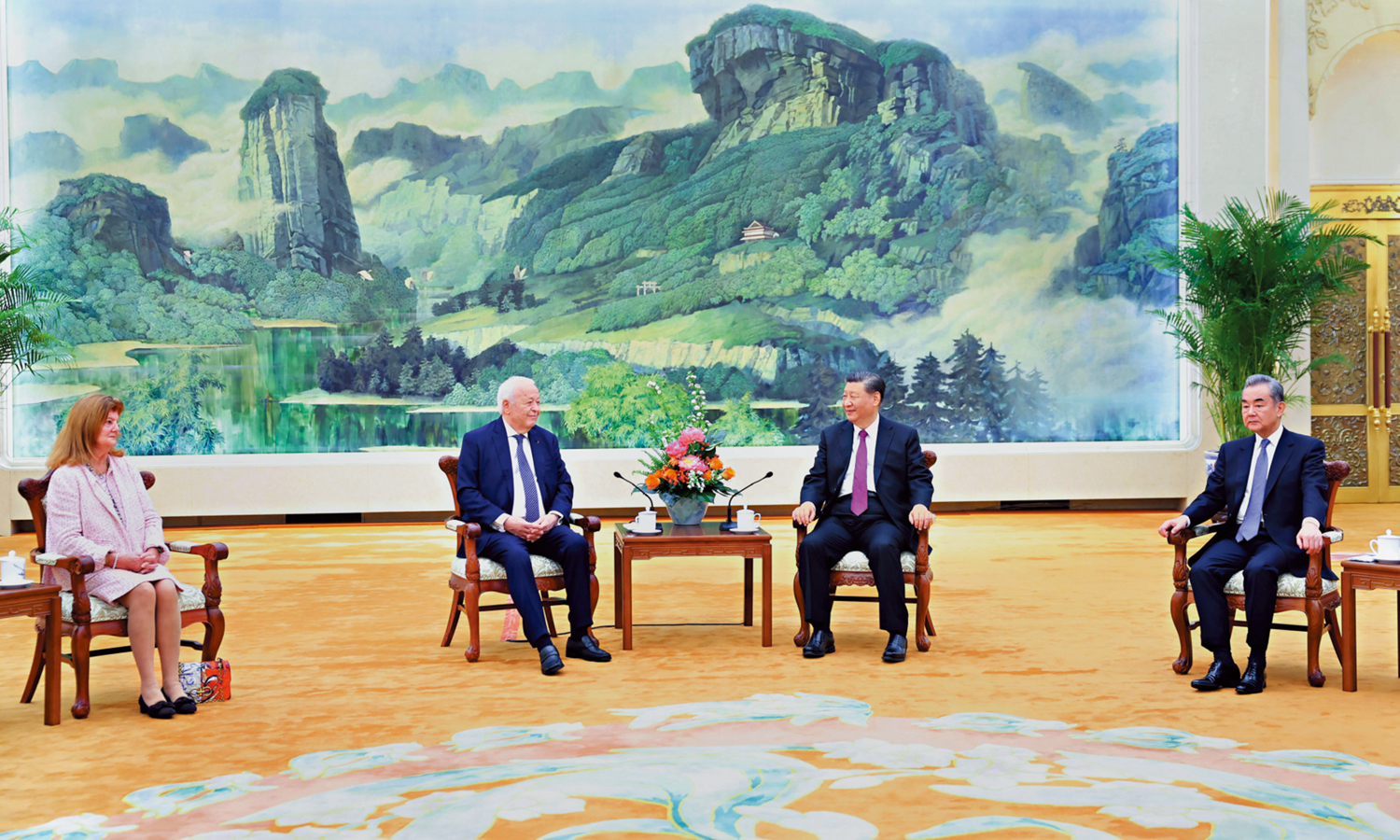 　　圖：4月8日，中國國家主席習近平在北京人民大會堂會見法國梅里埃基金會主席梅里埃夫婦。\新華社