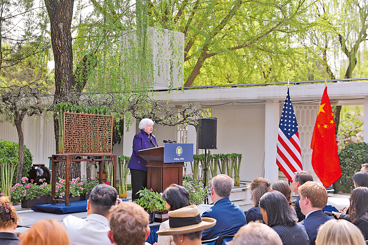 　　圖：4月8日，美國財政部長耶倫在美國駐華大使官邸舉辦新聞發布會，多次強調美中兩國發展健康經濟關係的重要性。\中新社