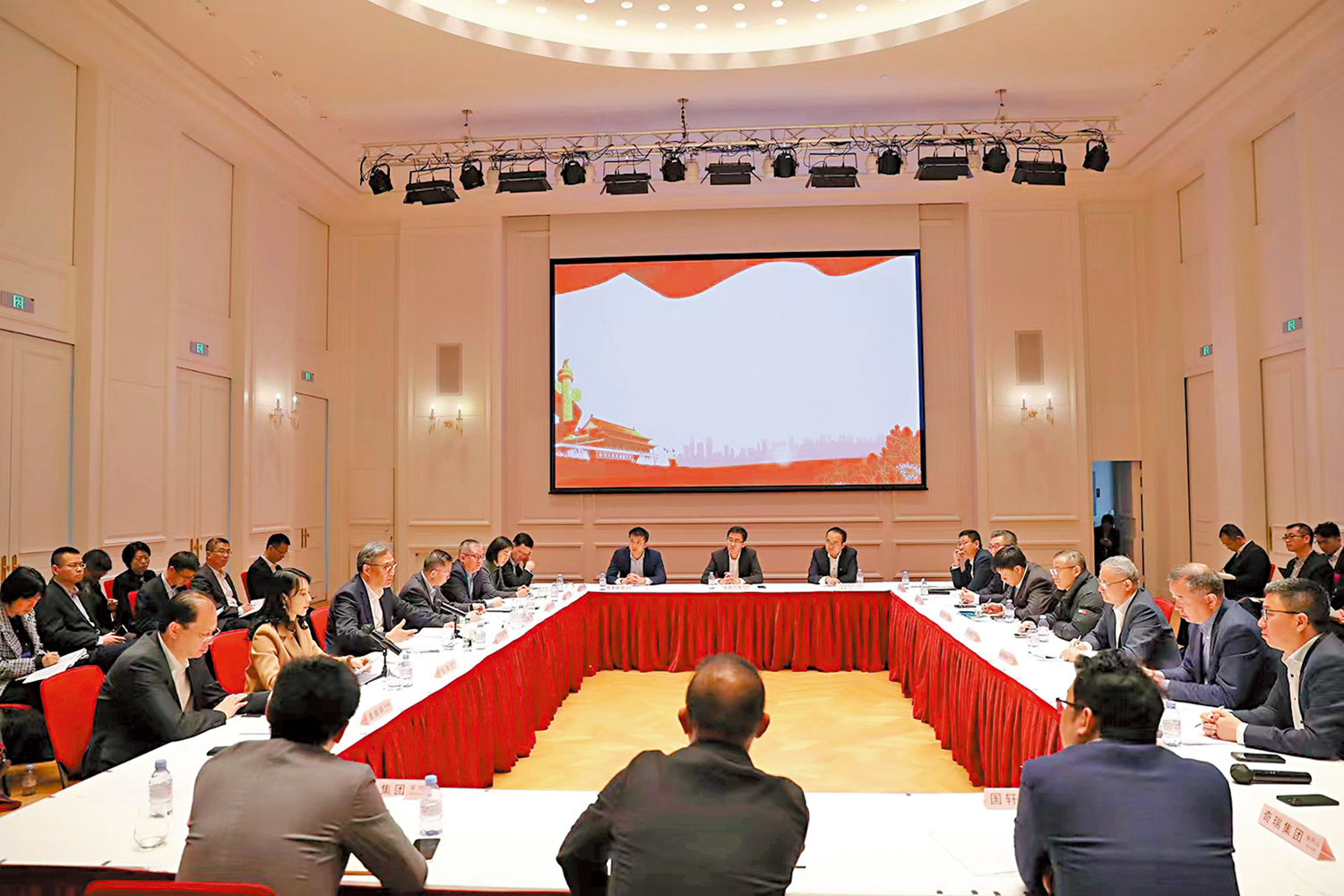 　　圖：商務部部長王文濤7日在法國巴黎參加在歐中資電動汽車企業圓桌會。