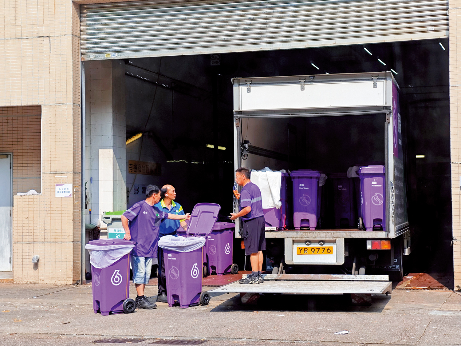 　　圖：大元街市的垃圾站雖然擺滿十多個廚餘回收桶，但回收車只收走六個，其餘的都是空桶。