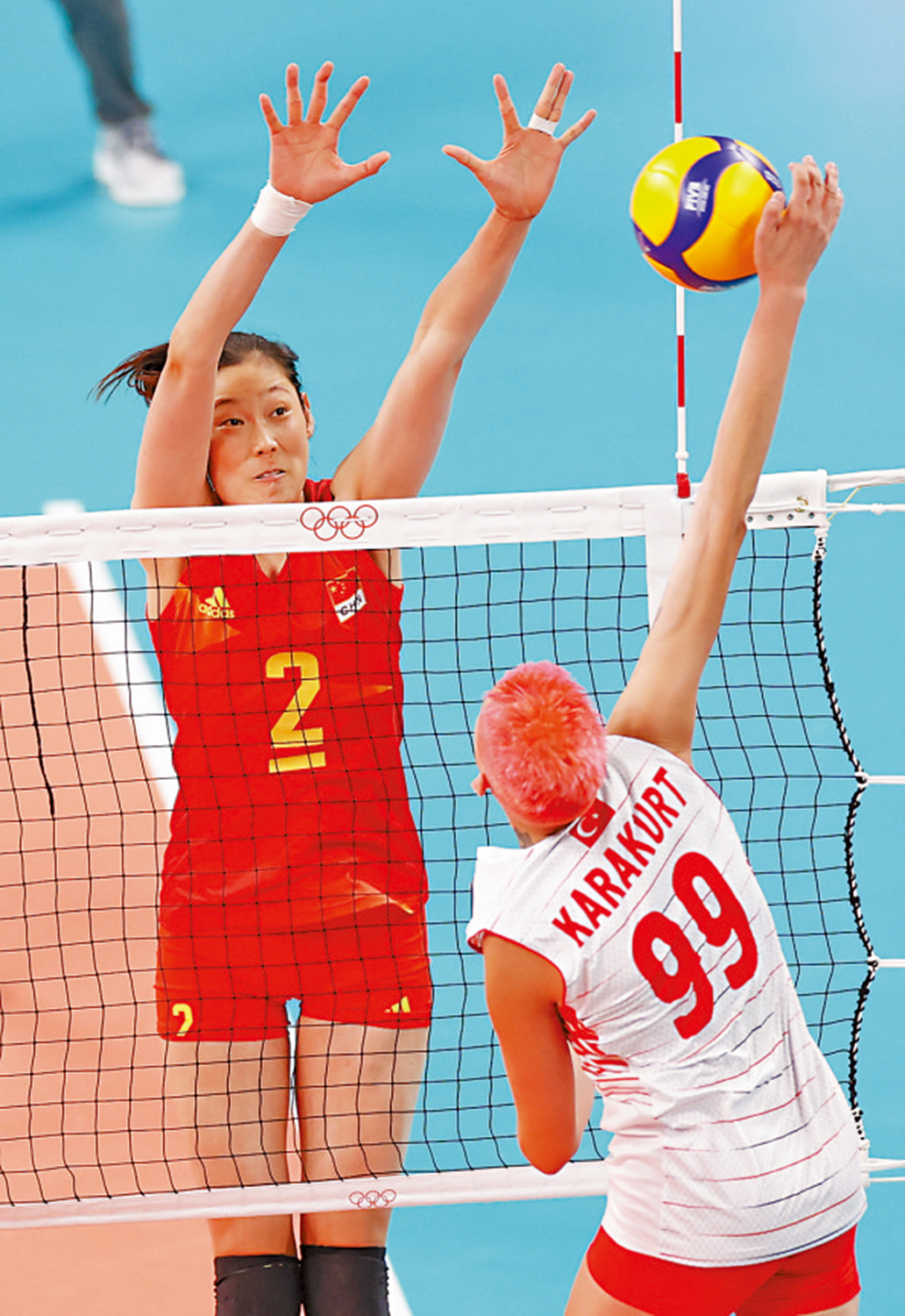 　　圖：朱婷（左）將全力為中國女排爭取巴黎奧運入場券。