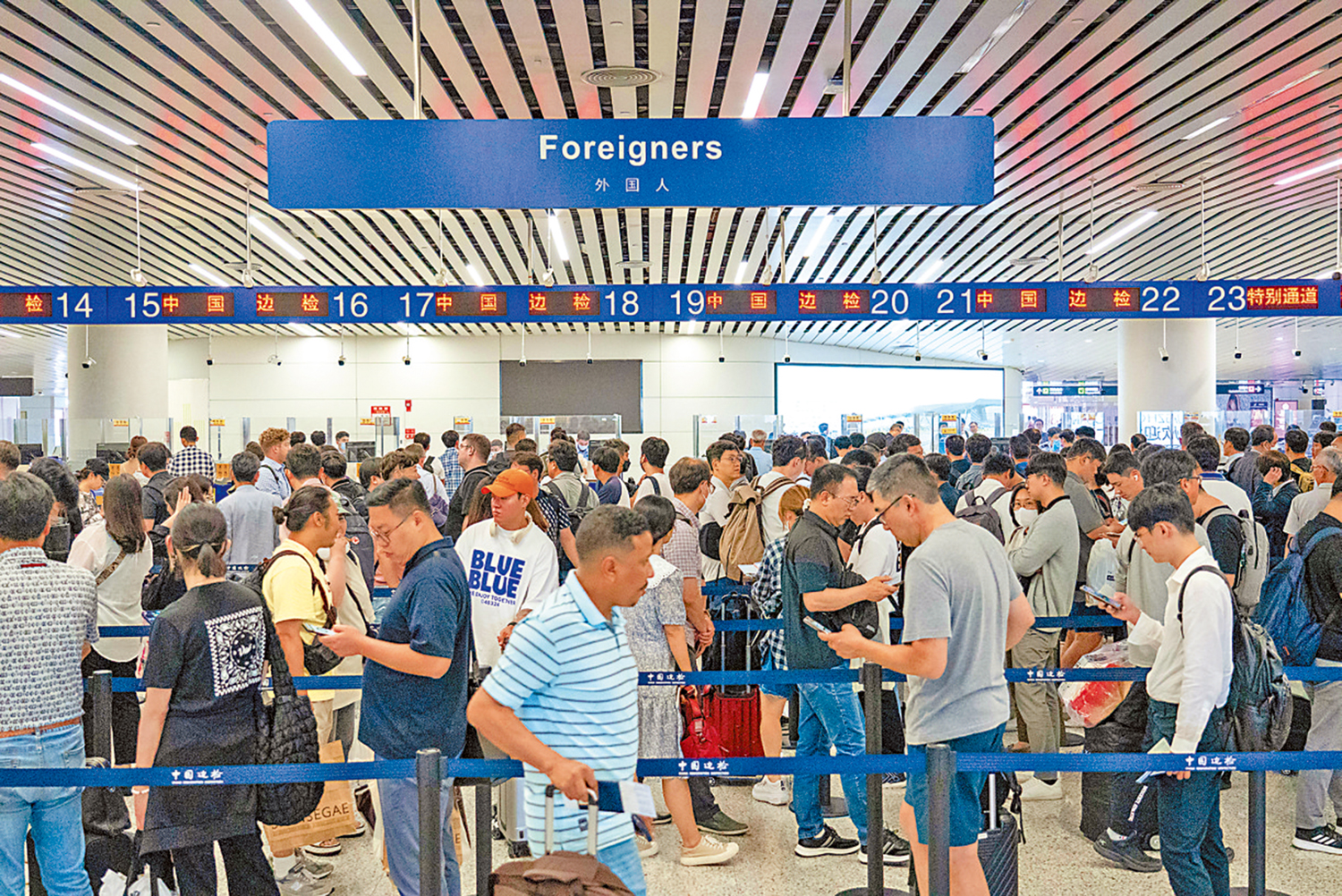 　　圖：廣交會期間，白雲機場將設專道，便利客商入境。圖為廣州白雲機場口岸入境大廳人潮湧湧。