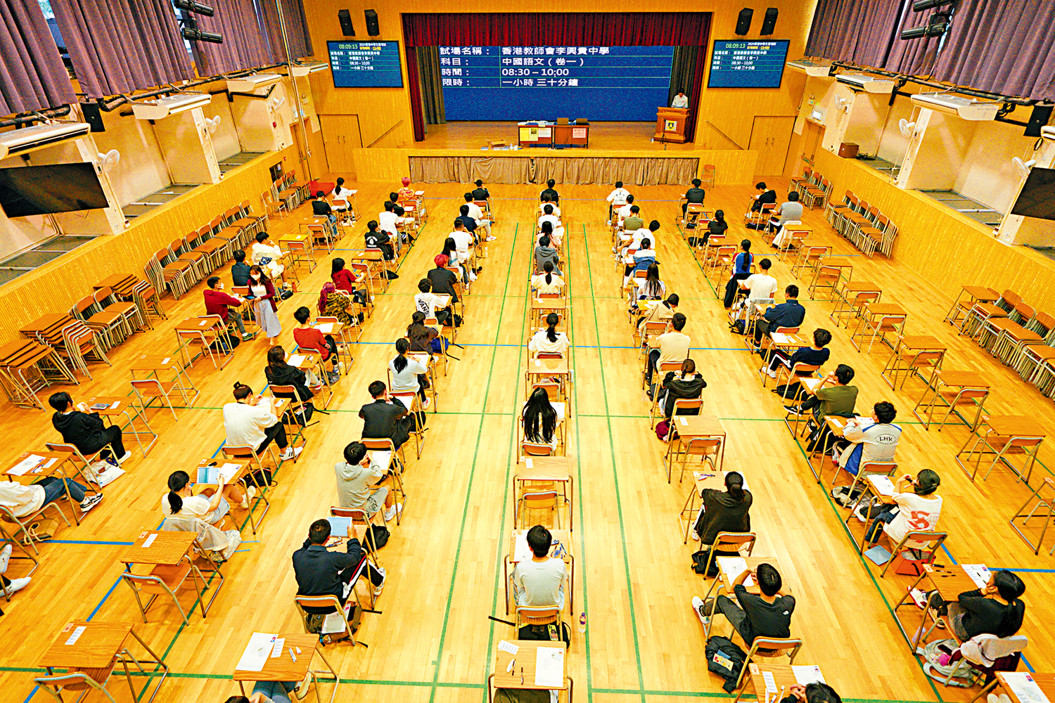 　　圖：DSE文憑試中國語文科昨日開考，有超過45000名考生報考。圖為大埔香港教師會李興貴中學試場。