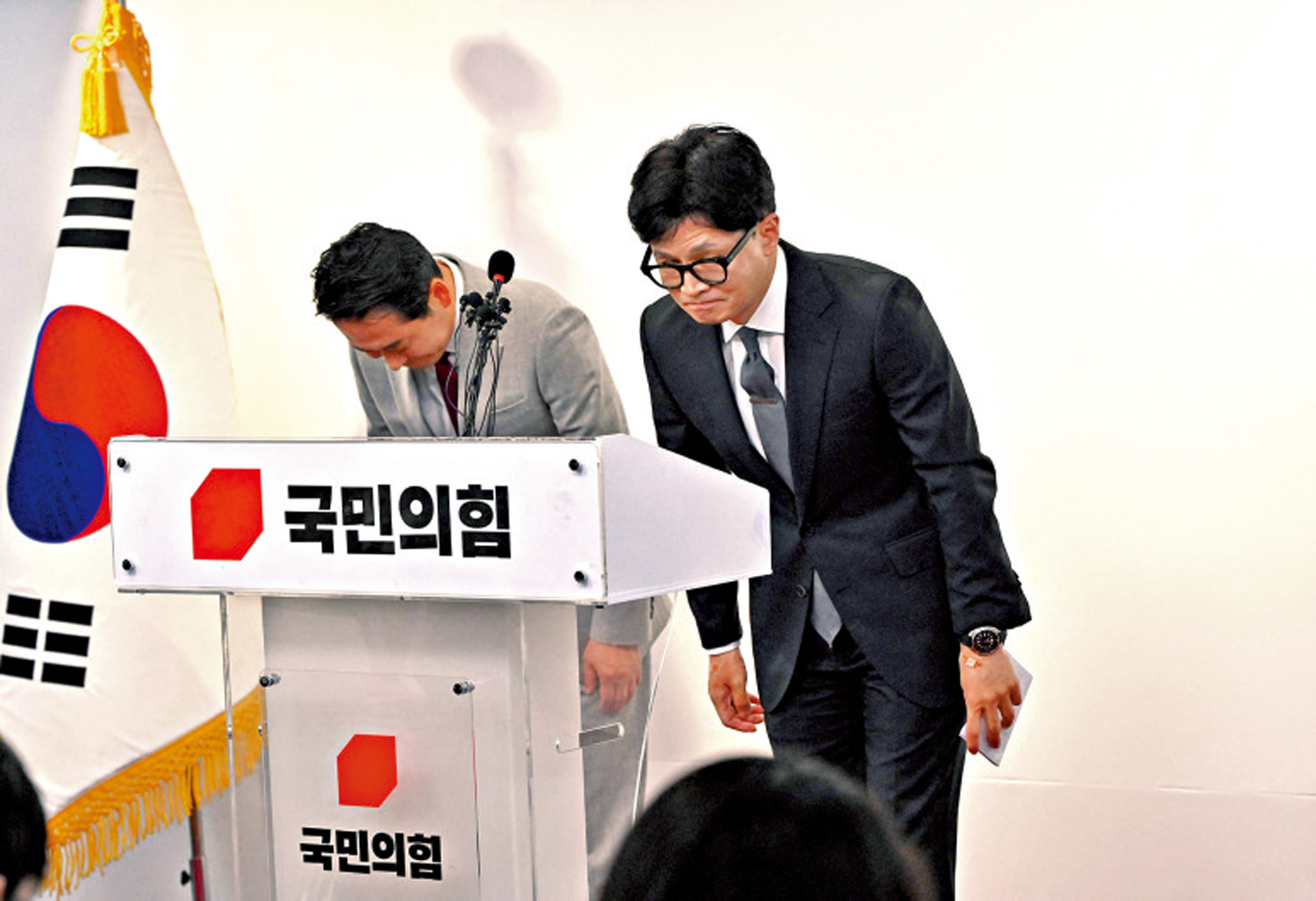 　　圖：國民力量黨領導人韓東勛（右）11日請辭。\法新社