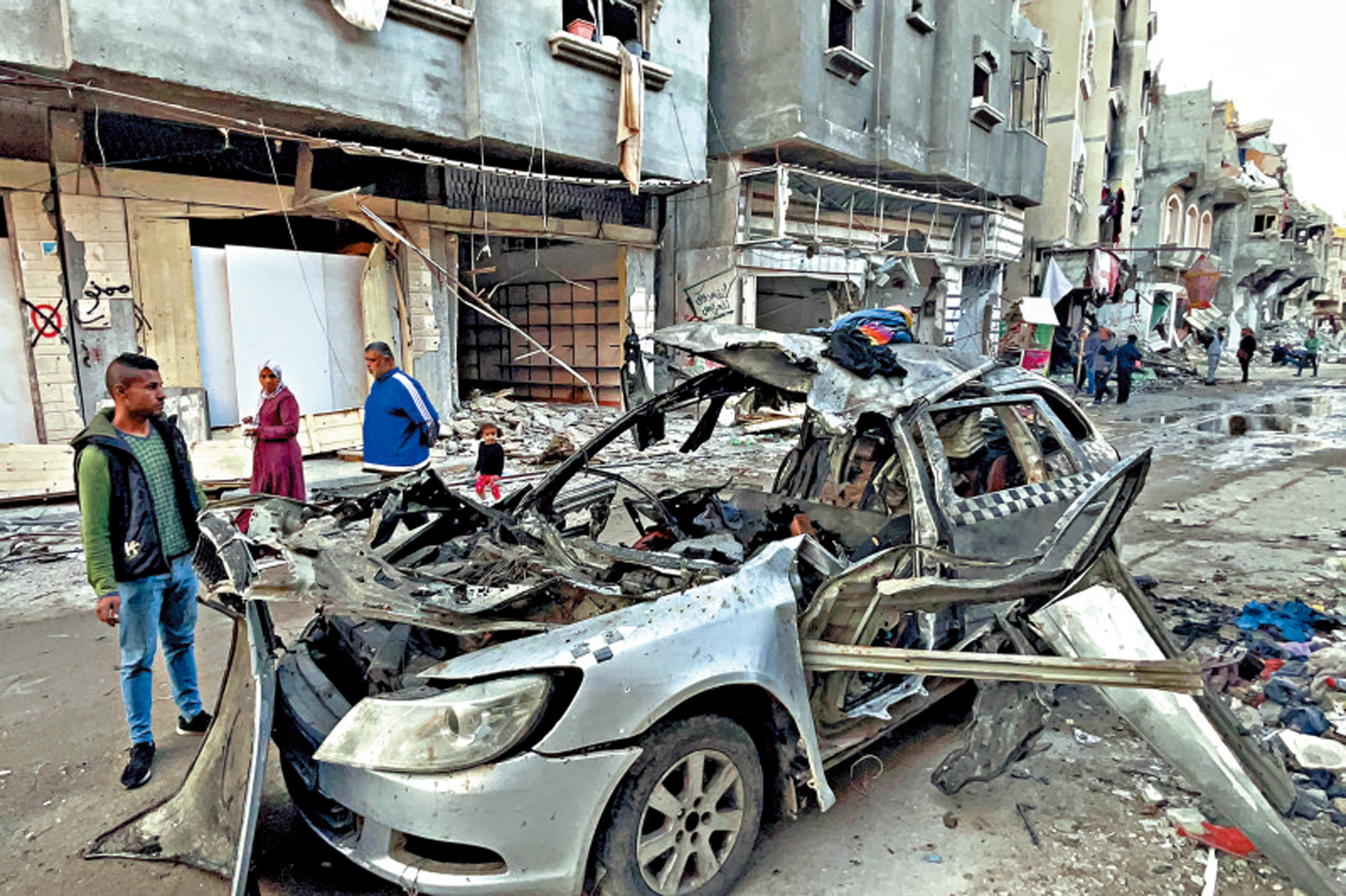 　　圖：哈馬斯政治局主席哈尼亞家人乘坐的汽車10日遭以軍空襲。\法新社
