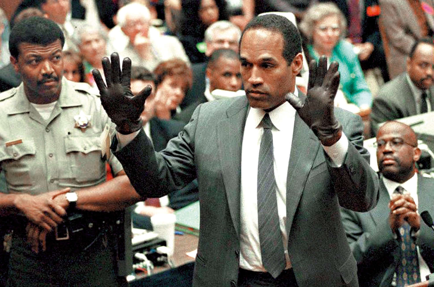 　　圖：1995年6月15日，辛普森在殺妻案的庭審中戴着沾滿血跡的手套。\路透社