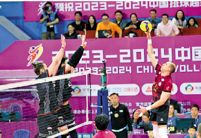 　　圖：上海男排（紅衫）在決賽第2場直落三局擊敗北京隊。