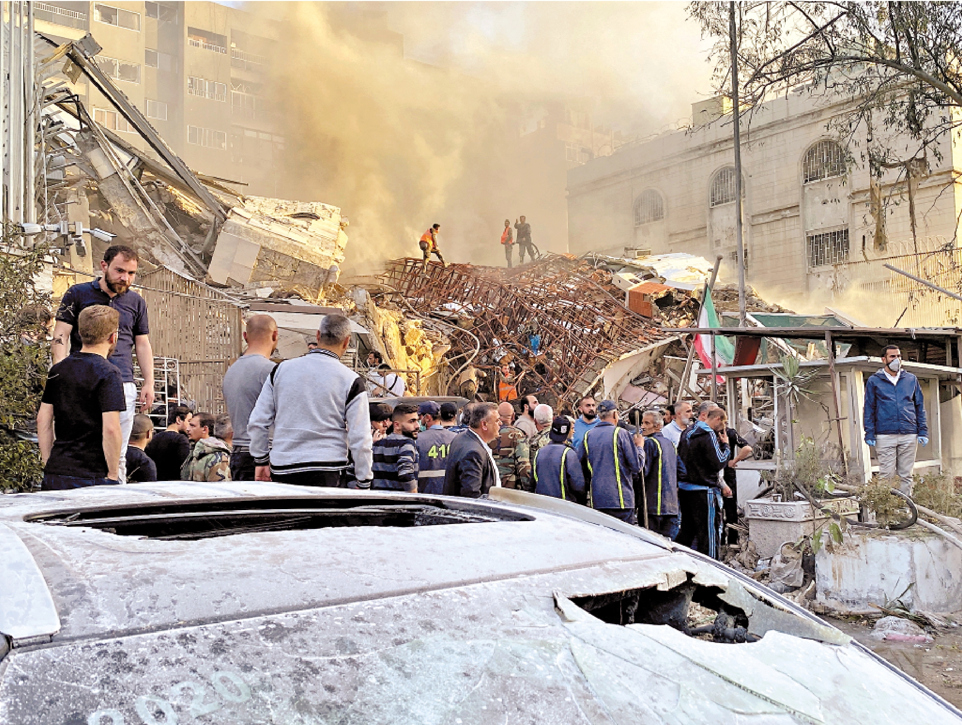　　圖：伊朗駐敘利亞大使館1日遭以色列空襲，損失慘重。\路透社