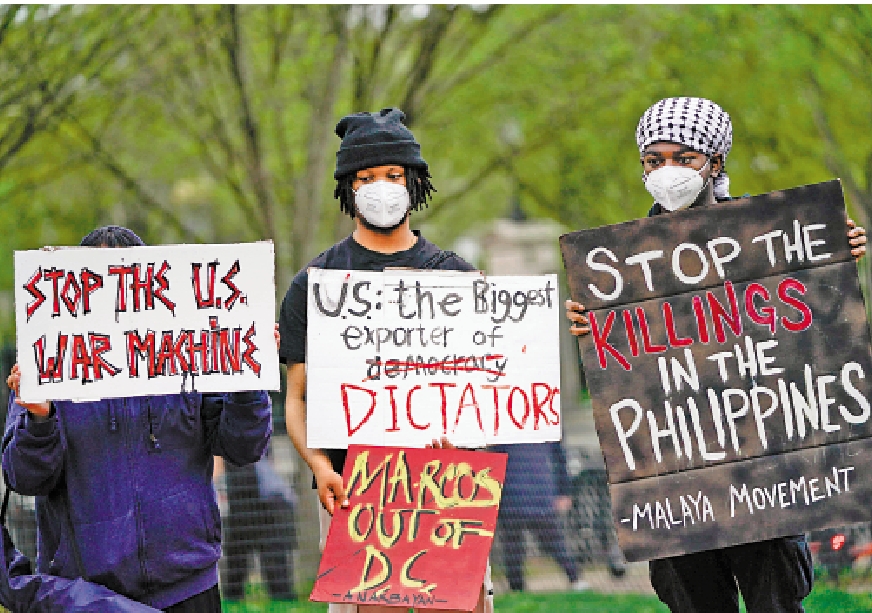 　　圖：示威者11日在白宮外集會，抗議美日菲領導人會晤。\法新社