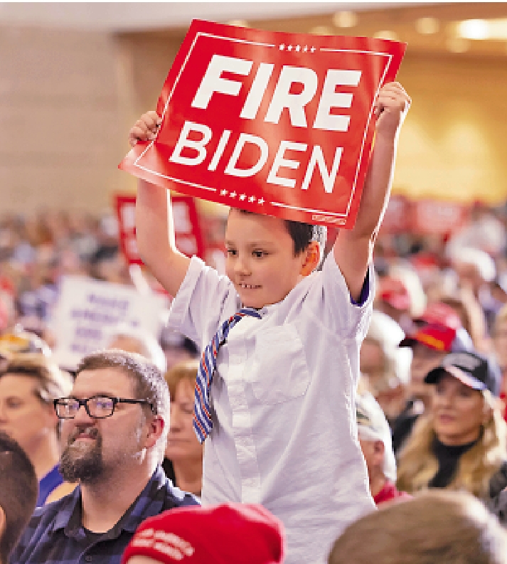 　　圖：一名年幼的特朗普支持者參加威斯康星州綠灣2日的集會。\美聯社