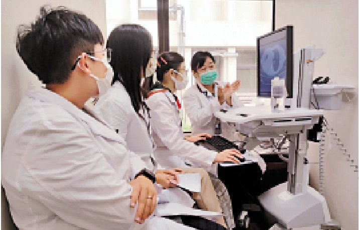 　　圖：廣東省中醫院腫瘤科醫生柴小姝（右一）去年到瑪嘉烈醫院進行交流指導。