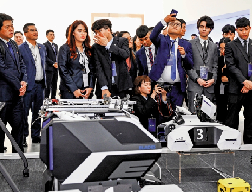 　　圖：4月1日，台灣青年在深圳市大疆創新科技有限公司參訪。\新華社