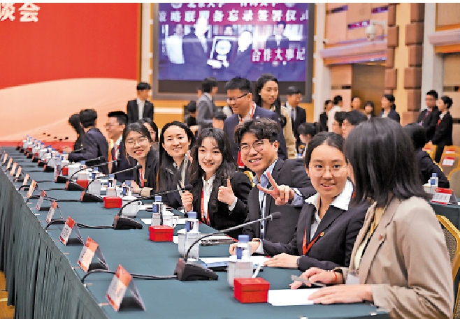 　　圖：4月9日，馬英九率台灣青年一行參訪北京大學，與北大師生展開座談。\中新社