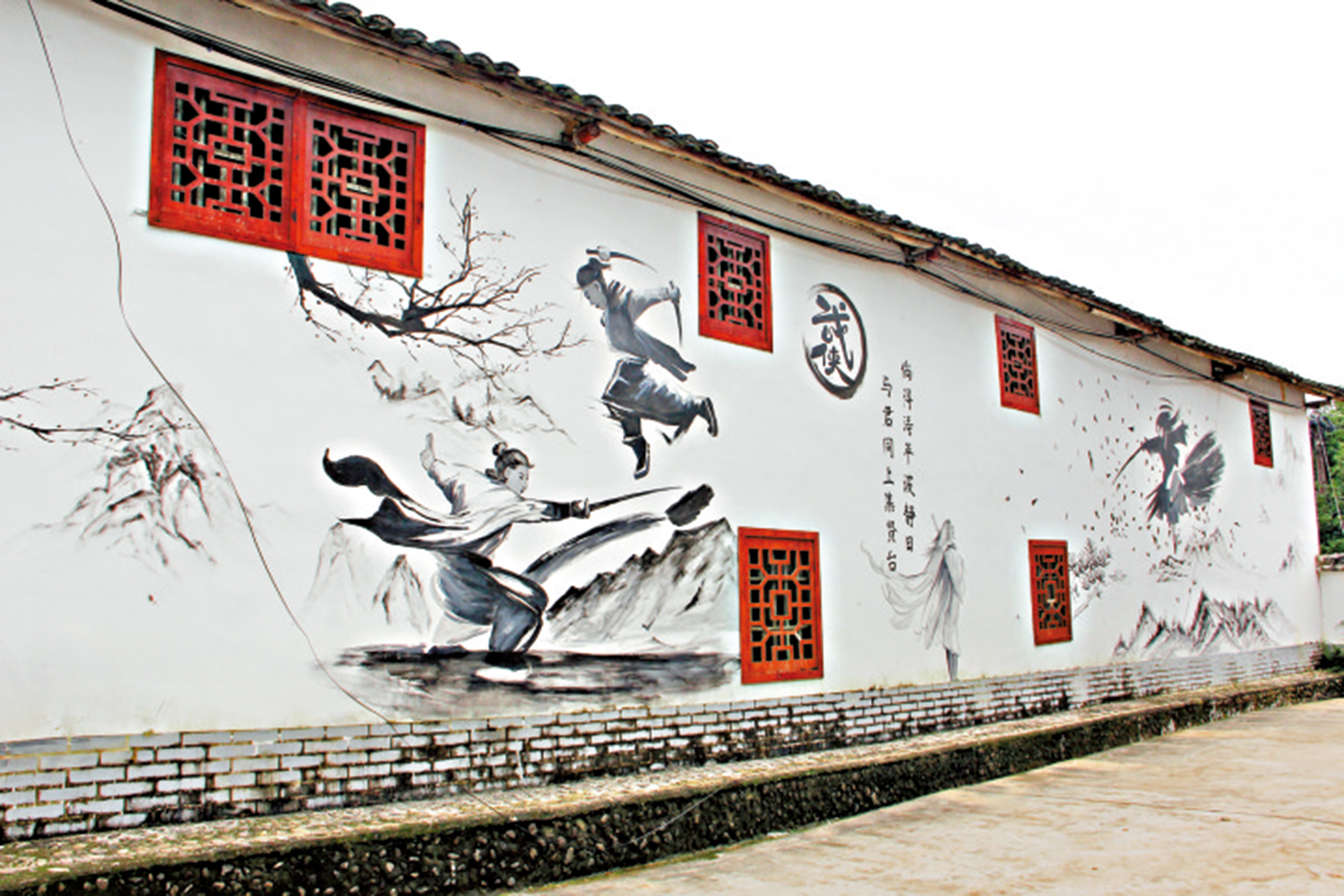 　　圖：梁羽生出生地文圩鎮屯治村，到處可見武俠小說主題壁畫。