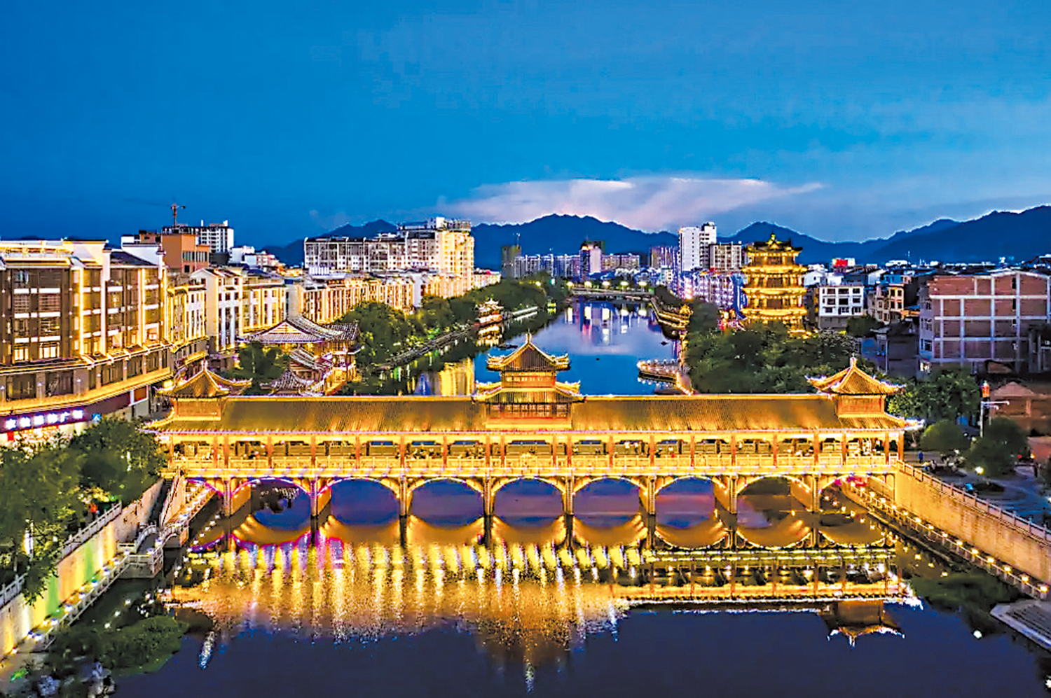　　圖：蒙山長壽橋（風雨橋）夜景。