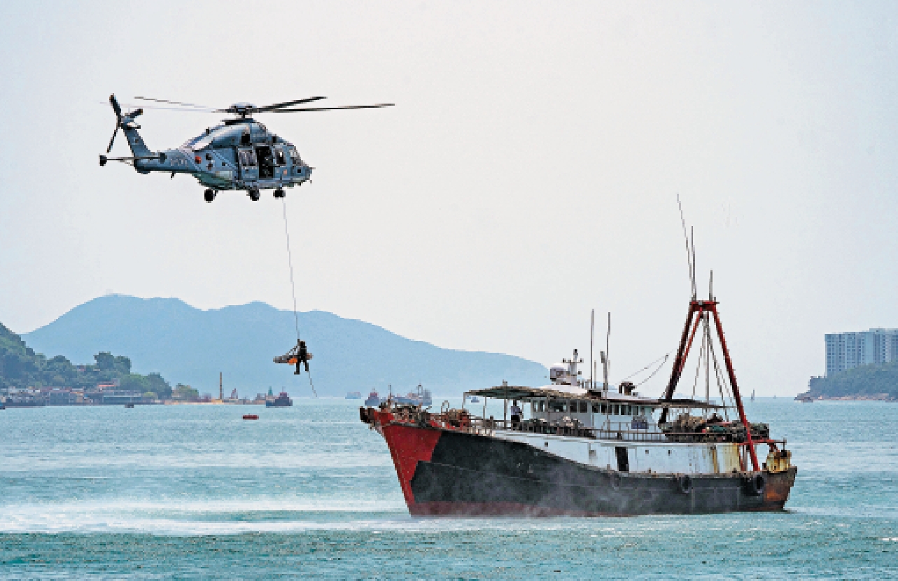 　　圖：飛行服務隊開放啟德分部的飛機、搜救裝備等讓市民參觀，並進行海上船隻搜救演示。