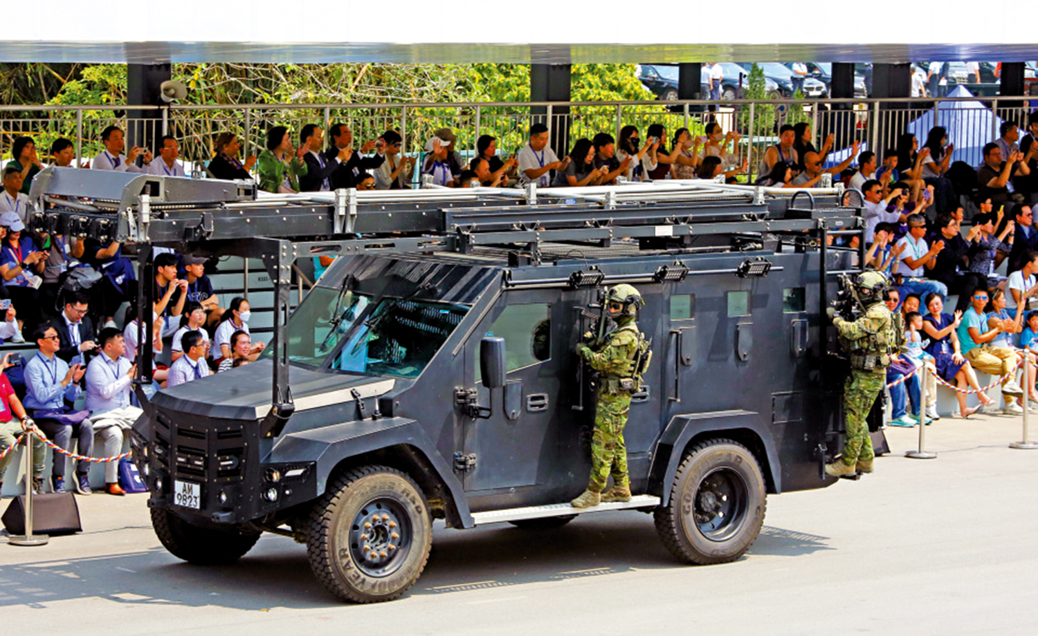 　　圖：警隊裝甲車參與反恐演練。\大公報記者麥潤田攝