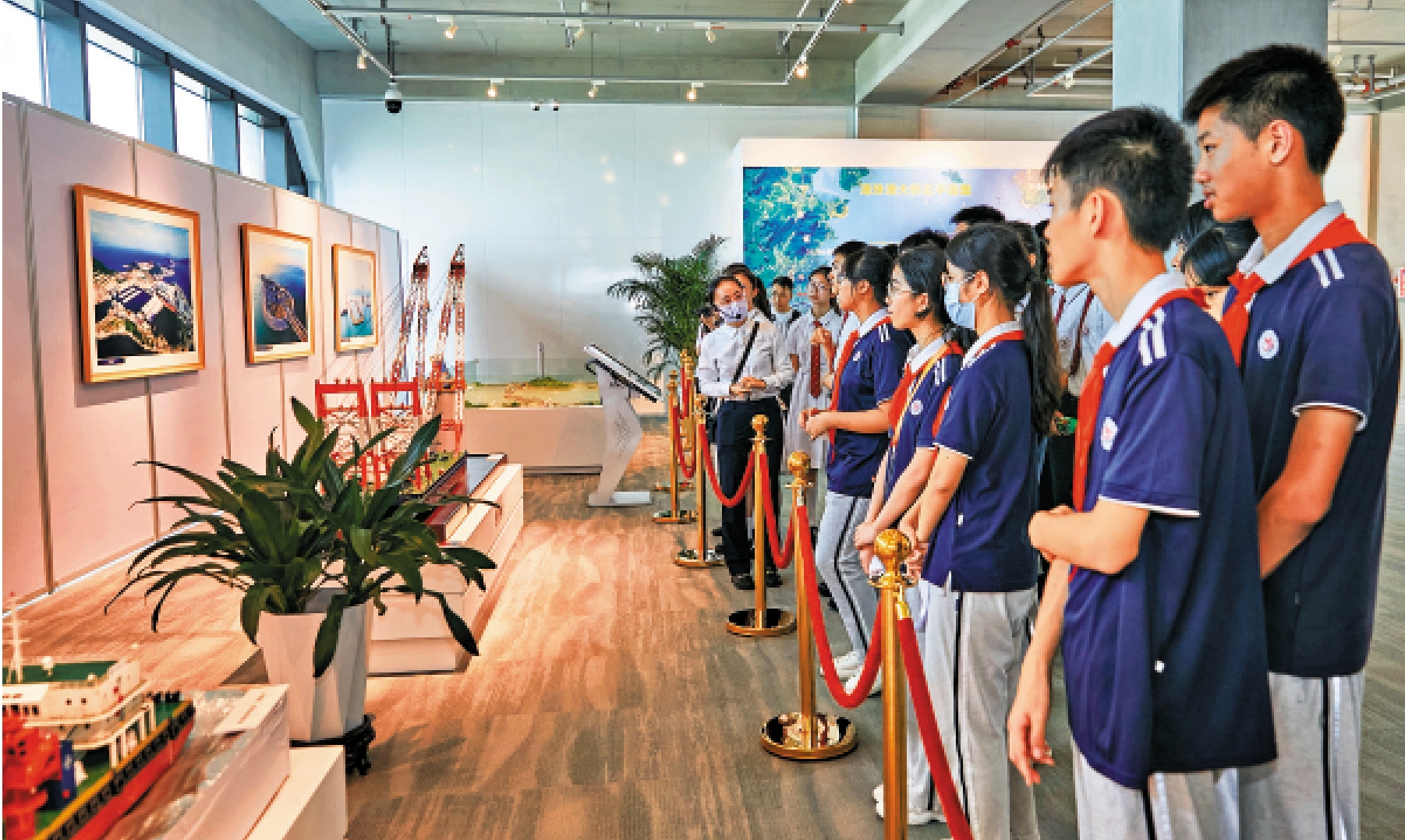 　　圖：4月13日，粵港澳大灣區35名師生代表參觀了全國愛國主義教育示範基地港珠澳大橋展館。