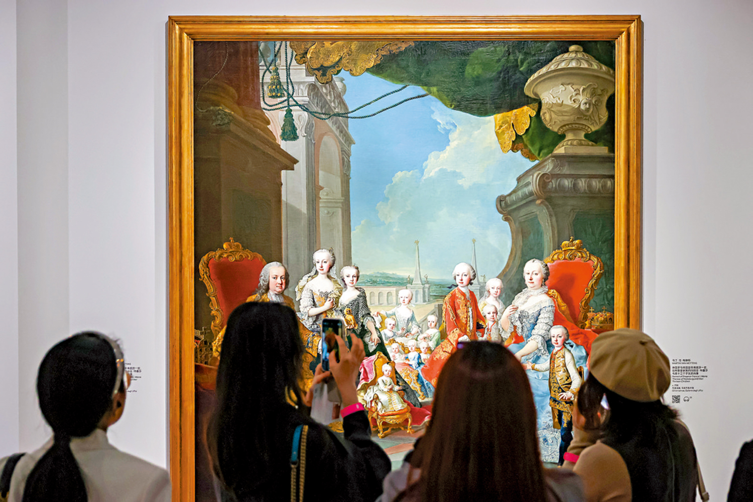 　　圖：上海東一美術館與意大利烏菲齊美術館「五年十展」合作項目的第四個國際大展「最後的貴族——烏菲齊館藏十八世紀歐洲大師繪畫」正在上海舉行。展覽展出意大利烏菲齊美術館的八十件館藏真跡，包括戈雅、提埃坡羅等五十餘位藝術巨匠的作品。\新華社