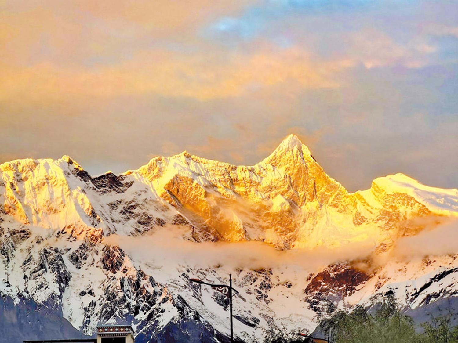 　　圖：南迦巴瓦峰位於西藏林芝市，海拔七千七百八十二米。\資料圖片